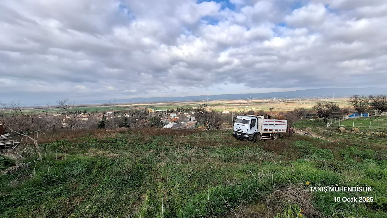 Kamyon arazide manzara