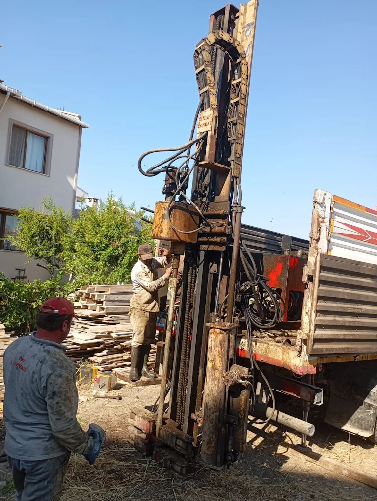 Bahçede sondaj operasyonu