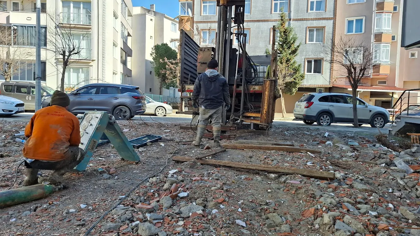 Sondaj ekibi sahada çalışması