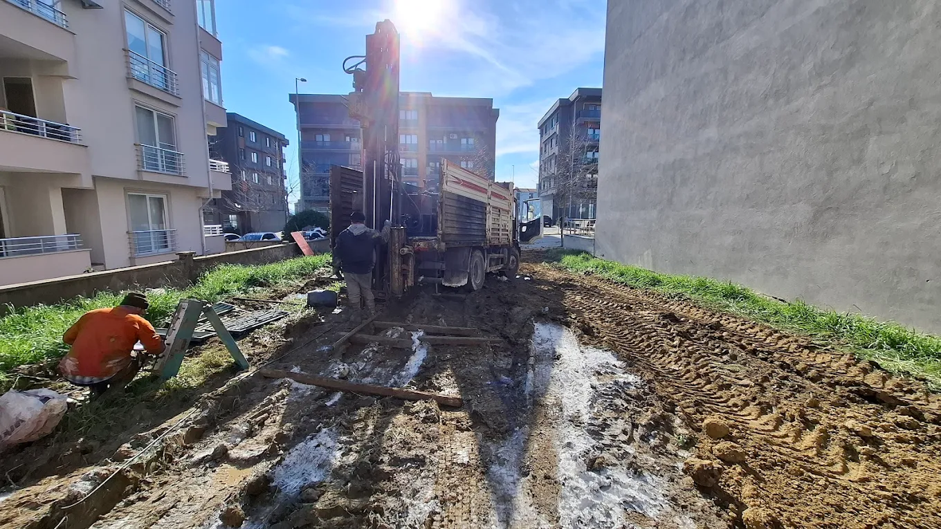 Güneşli hava manzaralı sondaj çalışması