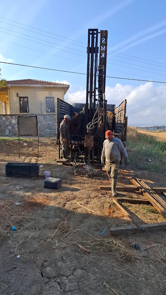 Köy bölgesinde sondaj ekibi